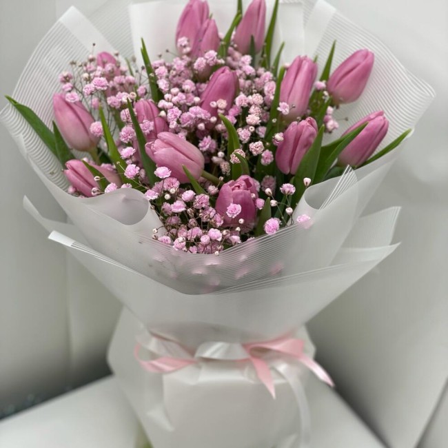 Букет цветов "Розовые тюльпаны с гипсофилой"